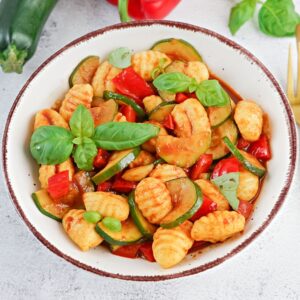 Gnocchi-Salat mit Zucchini und Paprika