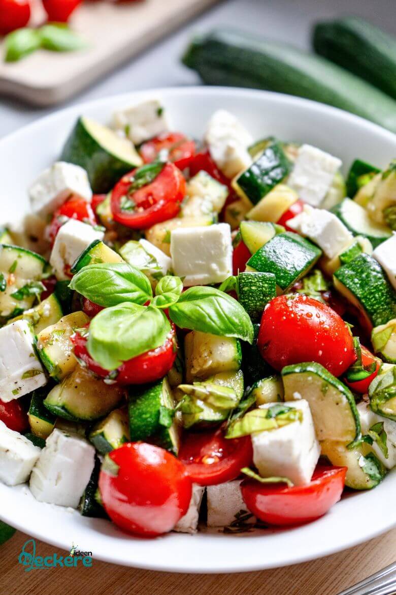 Zucchini-Salat mit Tomaten und Feta